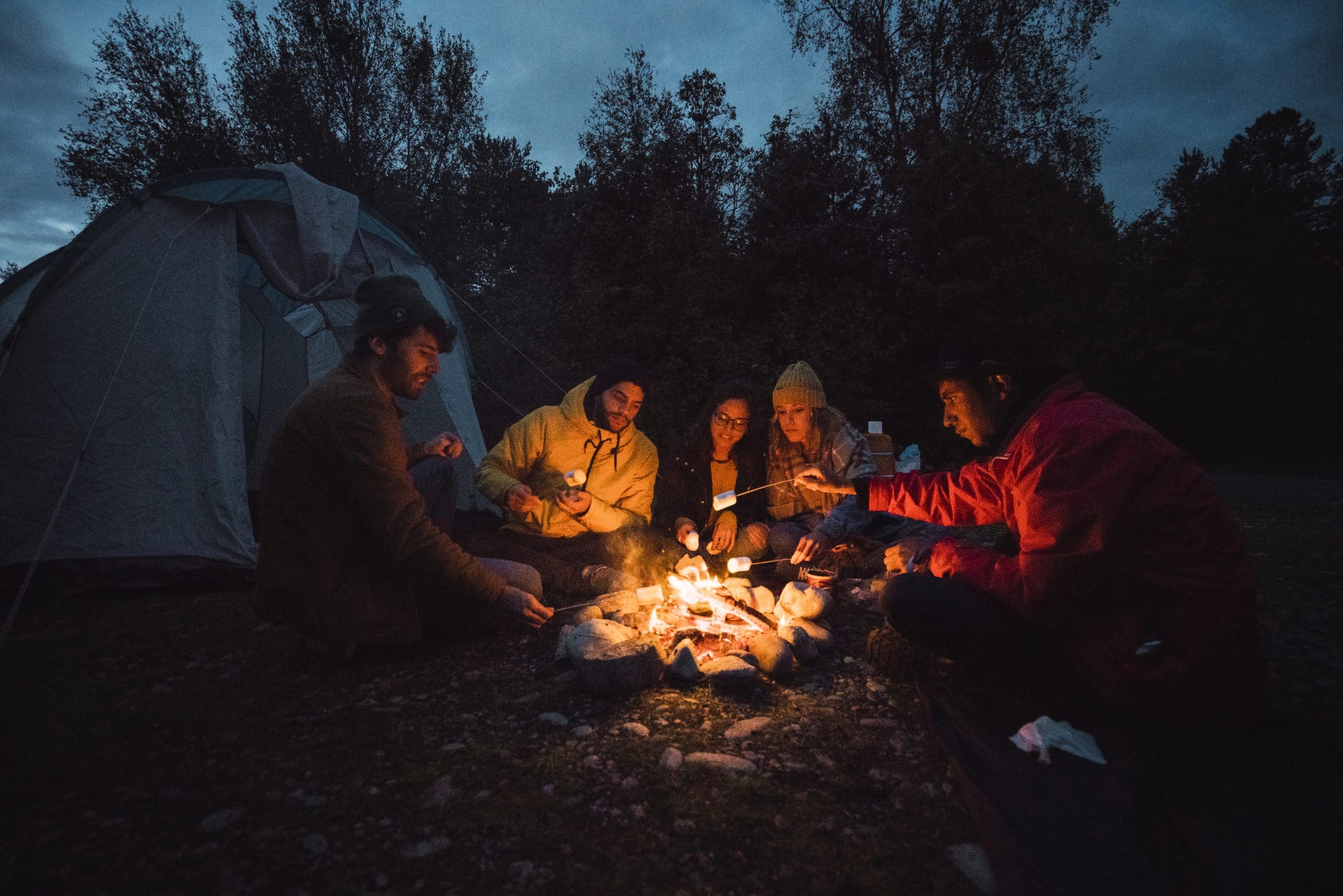Le charme du feu de camp : soirées chaleureuses en plein air
